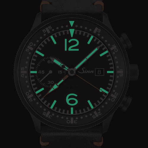 SINN_717_N Stunden-, Minuten-, Stoppminuten- und Stoppsekundenzeiger sind mit Leuchtfarbe belegt.