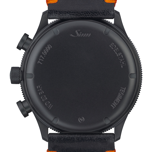 Der Sinnn Spezialuhren 717 Bordchronograph ist schwarz hartstoffbeschichtet. Der Sinnn Spezialuhren 717 Bordchronograph ist schwarz hartstoffbeschichtet.