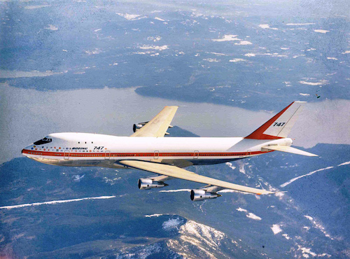 Eine Boeing 747 über den Wolken