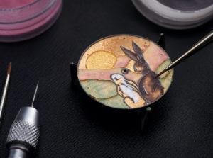 Beim Champlevé-Verfahren werden Vertiefungen (»Gruben«) mit Emaille gefüllt.