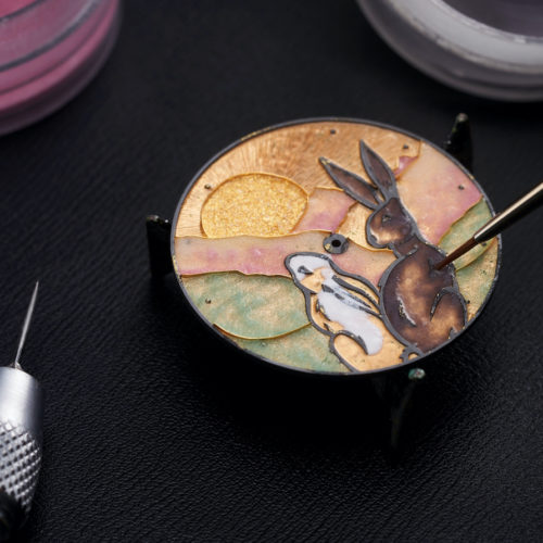 Ulysse Nardin Classico Rabbit Champleve Beim Champlevé-Verfahren werden Vertiefungen (»Gruben«) mit Emaille gefüllt.