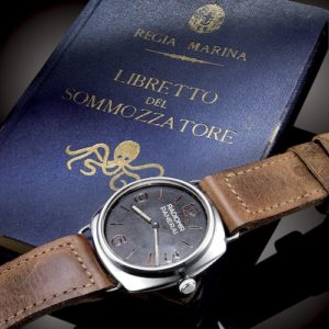 Die Panerai Radiomir von 1935 vor einem historischen Taucherheft der königlichen Marine.