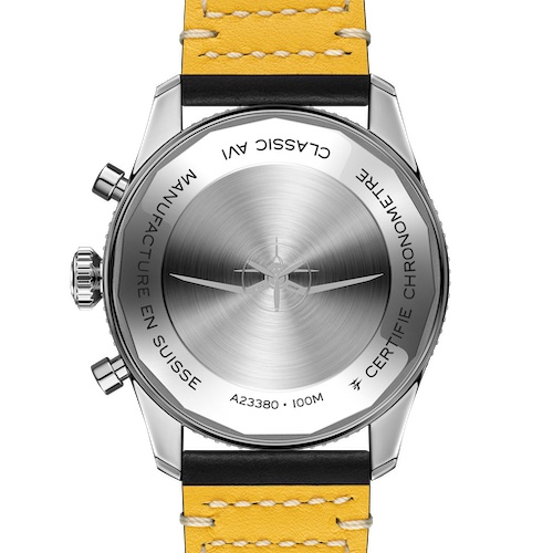 Breitling Classic AVI Chronograph 42 Corsair Edelstahl Lederband Die Silhouette des Marinefliegers mit den Knickflügeln ist auf dem Gehäuseboden abgebildet.