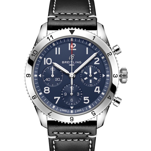 Breitling Classic AVI Chronograph 42 Corsair Edelstahl Lederband Der Breitling Classic AVI Chronograph 42 Corsair mit blauem Zifferblatt und schwarzem Lederband.