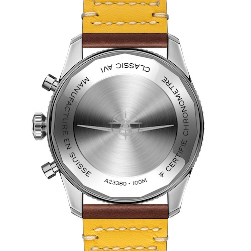 Breitling Classic AVI Chronograph 42 Curtis Warhawk Edelstahl Lederband Boden Die Silhouette der Curtis P-40 Warhawk ist auf dem verschraubten Edelstahlboden eingraviert.