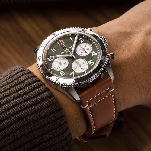 Breitling Classic AVI Chronograph 42 Curtis Warhawk_Edelstahl_Lederband_am_Arm Das Zifferblatt des Classic AVI Chronographen ist in Anlehnung an das Tarnmuster militärgrün ausgeführt.