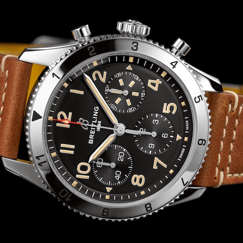 Breitling Classic AVI Chronograph 42 Mustang Edelstahl Lederband Ein goldbraunes Lederband spiegelt mit dem schwarzen Zifferblatt die Farbkombination der P-51 Mustang.