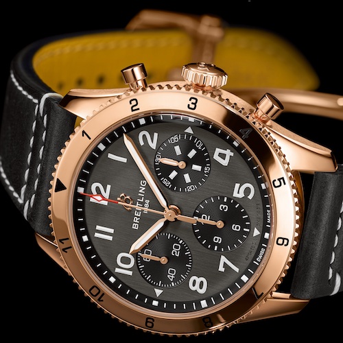 Breitling Classic AVI Chronograph 42 Mustang Rotgold Lederband Das schwarze Zifferblatt harmoniert auch mit dem 18K Rotgoldgehäuse und dem braunen Kalbslederband mit Ziernaht.