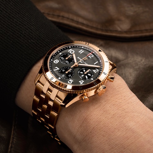 Breitling Classic AVI Chronograph 42 Mustang Rotgold Rotgoldband Der Breitling Classic AVI Chronograph 42 P-51 Mustang in Rotgold abnehmen einem fünfreihigen Band aus dem gleichen Edelmetall.