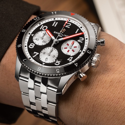 Breitling Classic AVI Chronograph 42 de Havilland Mosquito Edelstahl Edelstahlband Der Classic AVI Chronograph Mosquito besitzt eine Lünette aus schwarzer Keramik.