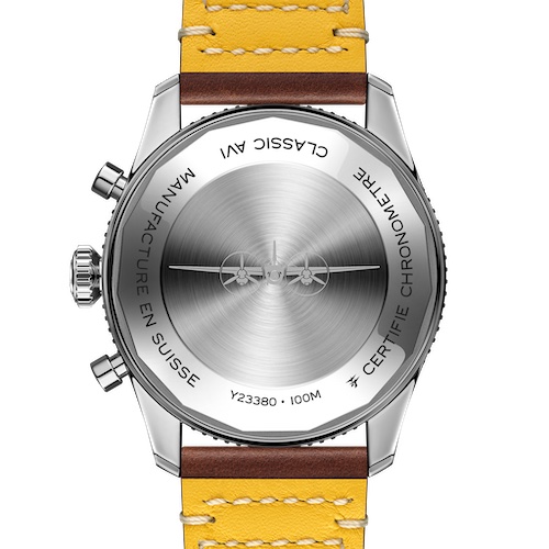 Breitling Classic_AVI-Chronograph_42_de_Havilland_Mosquito_Edelstahl_Lederband_Boden Die Silhouette der de Havilland Mosquito ist in den Edelstahlboden eingraviert.