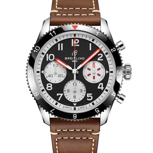 Breitling_Classic_AVI-Chronograph_42_de_Havilland_Mosquito_Edelstahl_Lederband_Front Der Breitling Classic AVI Chronograph 42 de Havilland Mosquito besitzt ein schwarzes Zifferblatt mit weißen Totalisatoren.