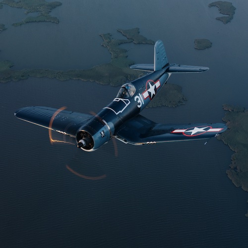 Corsair Das Marineflugzeuge Vought F4U Corsair wird mit einem Classic AVI Chronographen geehrt.