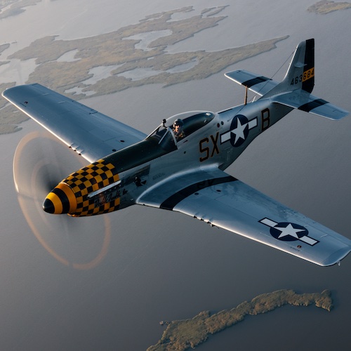 Der North American Aviation P-51 Mustang ist der neue Classic AVI Chronograph gewidmet.
