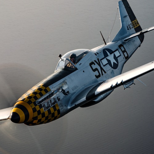 P-51 Mustang North American Aviation Der vielseitigen P-51 Mustang ist auch die Rotgoldversion des Classic AVI Chronographen gewidmet.