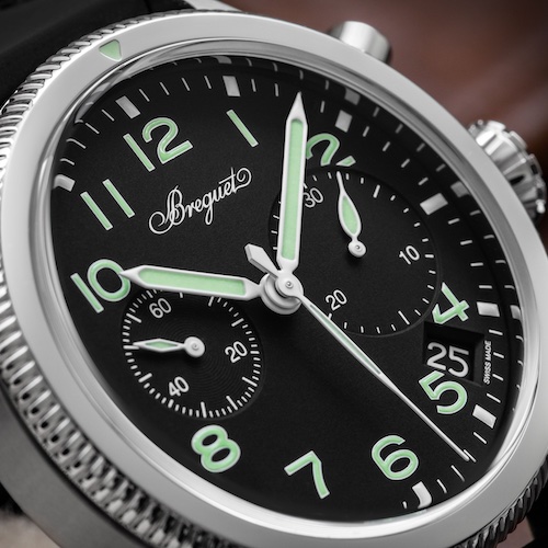 Breguet Type 20 Front Die arabischen Ziffern, das Dreieck auf der Lünette und die Zeiger sind mit grüner Leuchtfarbe beschichtet.