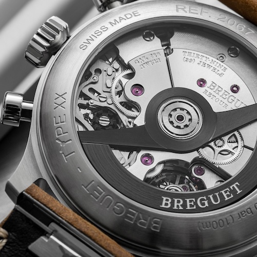 Breguet Type XX Boden Das Breguet-Kaliber 728 ist durch den Saphirglasboden sichtbar.