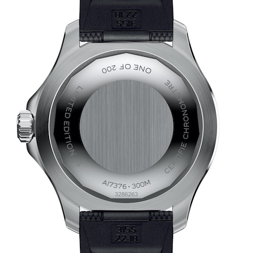 Breitling Superocean Automatic_44 Special Edition Iceblue Der verschraubte Gehäuseboden trägt eine Gravur mit der Limitierung auf 200 Exemplare.