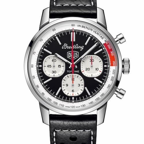 Breitling_Top_Time_B01_Deus_Ref_ AB01765A1B1X1_Front_Lederband Der Spruch »In Benzin Veritas« ziert die Tachymeterskala der Top Time Deus.