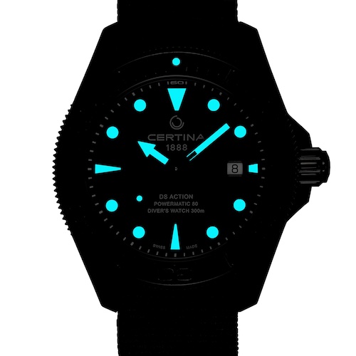 Certina DS Action Diver 43 MM C032.607.38.051.00 Zeiger, Indizes und die Markierung auf der schwarzen Keramiklünette sind mit Leuchtfarbe belegt.