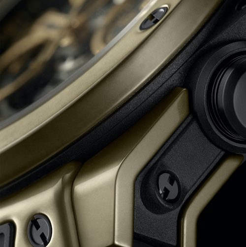 Hublot Big Bang Unico Full Magic Gold 421.MX.1130.RX Das Kautschukarmband ist dank des One-Click-Systems austauschbar.