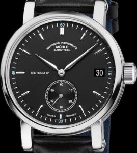 Getragen wird die Mühle Glashütte Teutonia IV Kleine Sekunde an einem Lederband mit Doppelfaltschließe.