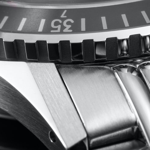 Nivada_Grenchen_Chronomaster_Big_Eye_C6A0048_Bandanstoss Die Bandanstöße sind in das Gehäuse integriert.