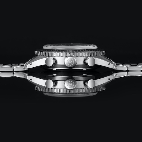 Nivada Grenchen Chronomaster Big Eye C6A0048 Das Gehäuse misst 13,75 Millimeter in der Höhe.