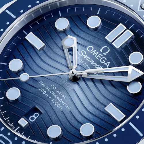 Omega 210.30.42.20.03.003 Seamaster Diver300M Zifferblattl Das Keramikzifferblatt der Omega Seamaster Diver 300M besitzt das charakteristische Wellenmuster.