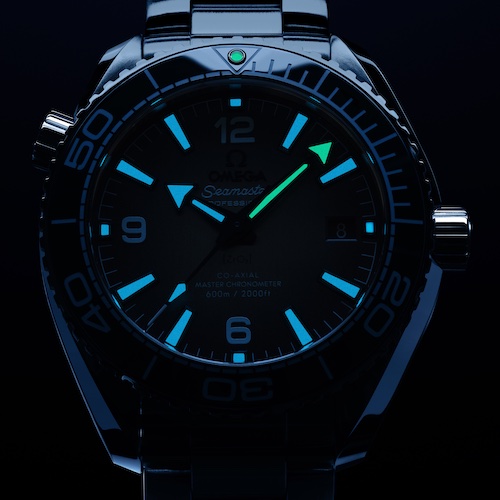 Omega 215.30.40.20.03.002 Seamaster Planet Ocean 600M Nacht Die gebläuten Zeiger und Indizes sind mit einer hellblauen Leuchtfarbe gefüllt.