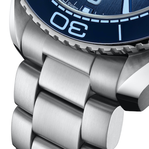 Omega 21530402003002 Seamaster Planet Ocean Edelstahlband Das dreireihige Edelstahlband der Omega Seamaster Planet Ocean ist integriert.