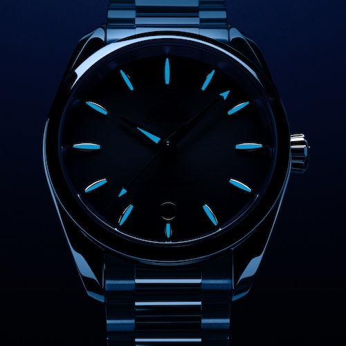 Omega 220.10.38.20.03.004 Seamaster Aqua Terra 38mm Die Seamaster Aqua Terra 38mm leuchtet im Dunkeln blau.