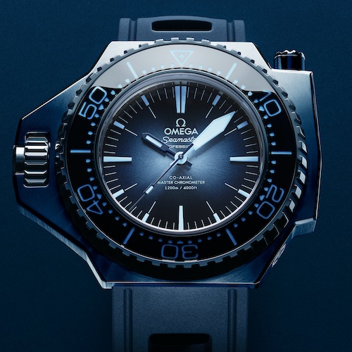 Omega 227.32.55.21.03.001 Seamaster Ploprof 2023 Der Ring des Sicherheitsdrückers besteht bei der Seamaster Ploprof aus blauer Keramik.