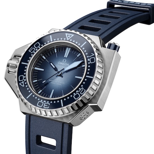Omega 227.32.55.21.03.001 Seamaster Ploprof 2023 Kautschukband Das perforierte blaue Kautschukband rundet den Look der 1970er Jahre ab.