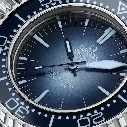 Omega 227.32.55.21.03.001 Seamaster Ploprof 2023 Zifferblatt Die Ploprof 2023 aus »O-Megasteel« mit einem Zifferblatt in »Summer Blue« mit Sonnenschliff lehnt sich in ihrem Design an das Originalmodell von Omega an.