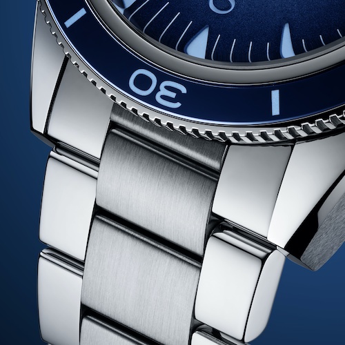 Omega_234.30.41.21.03.002_Seamaster_300M_Edelstahlband Das dreireihige Edelstahlband ist abwechselnd poliert und satiniert.