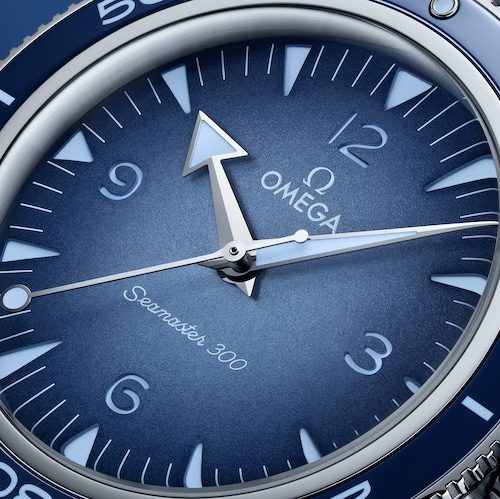 Omega 234.30.41.21.03.002 Seamaster 300M Das Zifferblatt der Seamaster 300M »Summer Blue« ist blau lackiert.