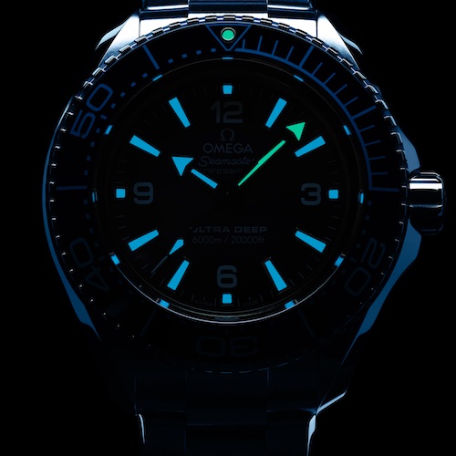Omega Seamaster Planet Ocean Ultra Deep Nacht Die Omega Seamaster Planet Ocean Ultra Deep leuchtet blau und birgt ein kleines Geheimnis.
