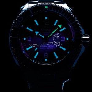 Bei UV-Licht zeigt das Zifferblatt den Schriftzug »Omega was here«, der auf den Weltrekord-Tauchgang von 10.935 Metern verweist und das westliche, zentrale und östliche Becken zeigt.