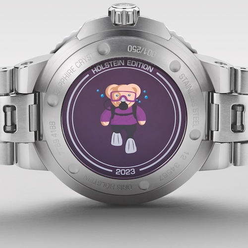 Oris Aquis Hölstein Edition 2023 01-400-7769-4188 Boden mit Bär Auf der Rückseite ist die Limitierungsnummer eingraviert. Den Boden ziert eine Abbildung des Oris-Bären in einem Taucheranzug.