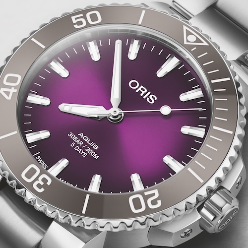 Oris Aquis Hölstein Edition 2023 01-400-7769-4188 Die einseitig drehbare Lünette besitzt einen Einsatz aus anthrazitfarbener Keramik.