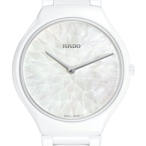 Rado True Thinline Great Gardens of the World Chapter 9 R27118902 Araukarie Die Zeiger und das Rado-Logo sind silberfarben ausgeführt.