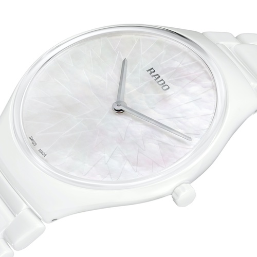 Rado True Thinline Great Gardens of the World Chapter 9 R27118902 Araukarie Die spitz zulaufenden, nadelförmigen Blätter das Araukarienbaumes sind in das Perlmutt eingraviert.