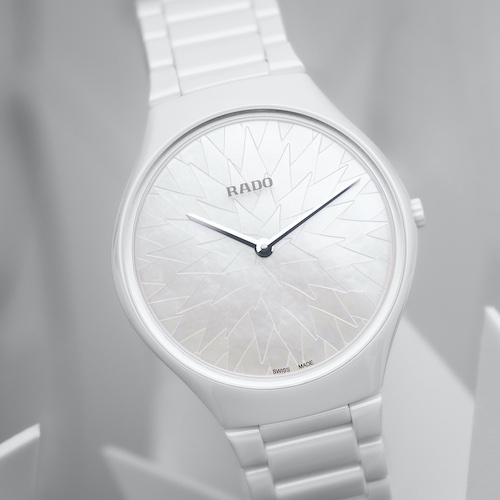 Rado True Thinline Great Gardens of the World Chapter 9 R27118902 Araukarie Zum weißen Keramikgheäuse passt das Zifferblatt aus weißem Perlmutt.