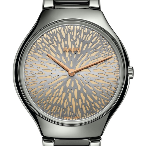 Rado True Thinline Great Gardens of the_World Chapter 10 R27088122 Die Ausschnitte in organischen Formen erinnern an den jemenitischen Drachenblutbaum.