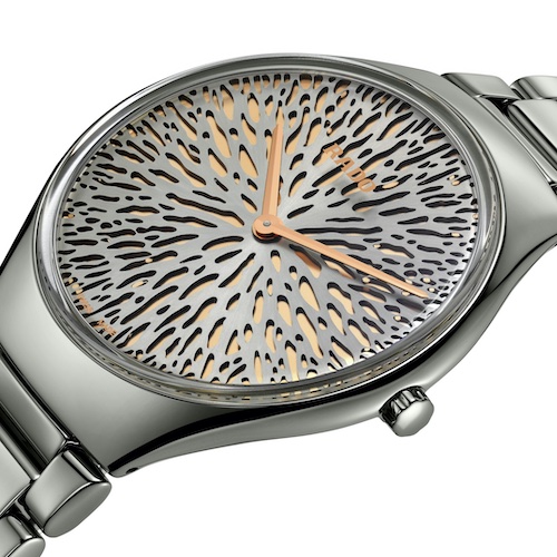 Rado True Thinline Great Gardens of the_World Chapter 10 R27088122 Durch das skelettierte obere Zifferblatt schimmert der roségoldfarbene Hintergrund hindurch.