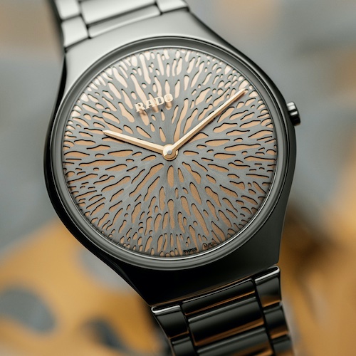 Rado True Thinline Great Gardens of the_World Chapter 10 R27088122 Typisch für die Plasmabehandlung sind die resultierenden Grautöne des Gehäuses.