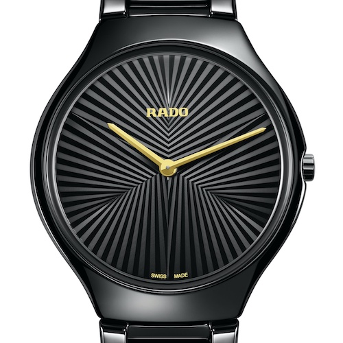 Rado True Thinline Kapitel 8 R27113152 Das metallisierte goldfarbene Rado-Logo ist auf der Innenseite des Saphirglases angebracht.