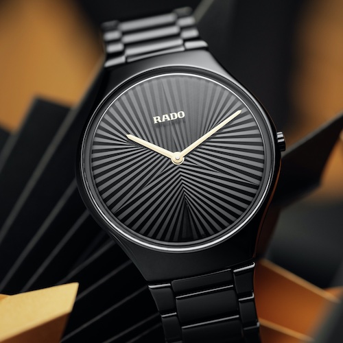 Rado True Thinline Kapitel 8 R27113152 Das Gehäuse der Rado True Thinline besteht aus polierter schwarzer Keramik.
