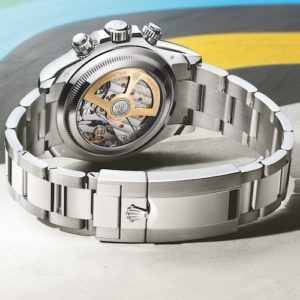 Der Saphirglasboden gibt den Blick auf das neue Chronographenwerk frei.